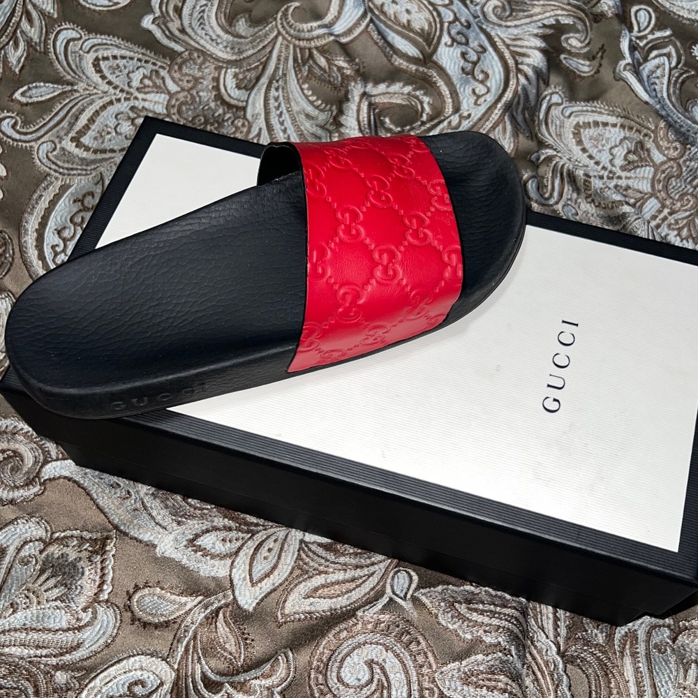 Gucci flip flops